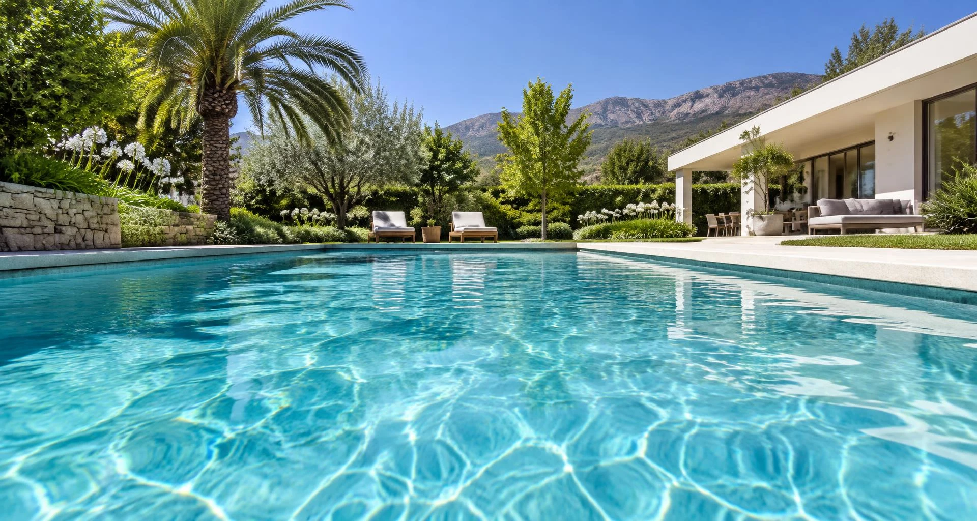 Piscina de agua cristalina en un jardín de Santiago